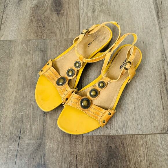 Baretraps button Buckle Strap Sandals Yellow Women 9 - Picture 1 of 12